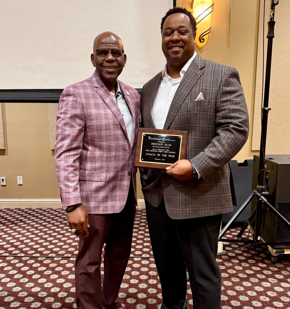 HISD showed out at the Touchdown Club of Houston UIL High School Awards Dinner!

Shoutout to Coach Brandon Ellis from Worthing HS for being a Coach of the Year finalist and Zaylen Cormier from Heights HS for making the cut as an Offensive Player of the Year finalist. Congrats!