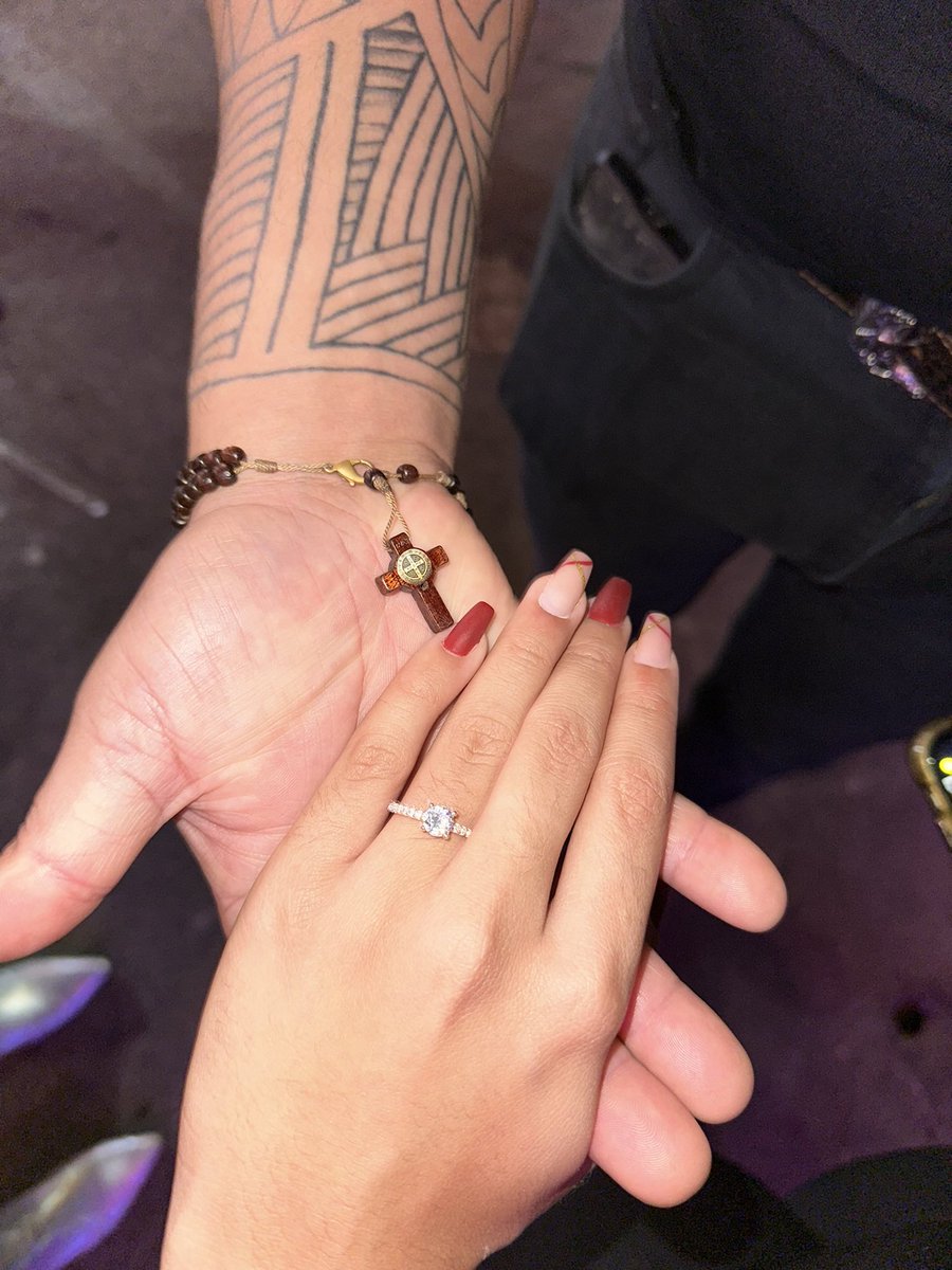 dudaasmenezes's tweet photo. @VSertanejo E eu que fui pedida em CASAMENTO no show do LUAN SANTANA, na música CHUVA DE ARROZ ENAO TEM NENHUM VÍDEO pq a pessoa que ia gravar esqueceu de apertar para gravar e só ficou segurando o telefone?! 🫠🫠😂 https://t.co/ouKMSt2Tnp