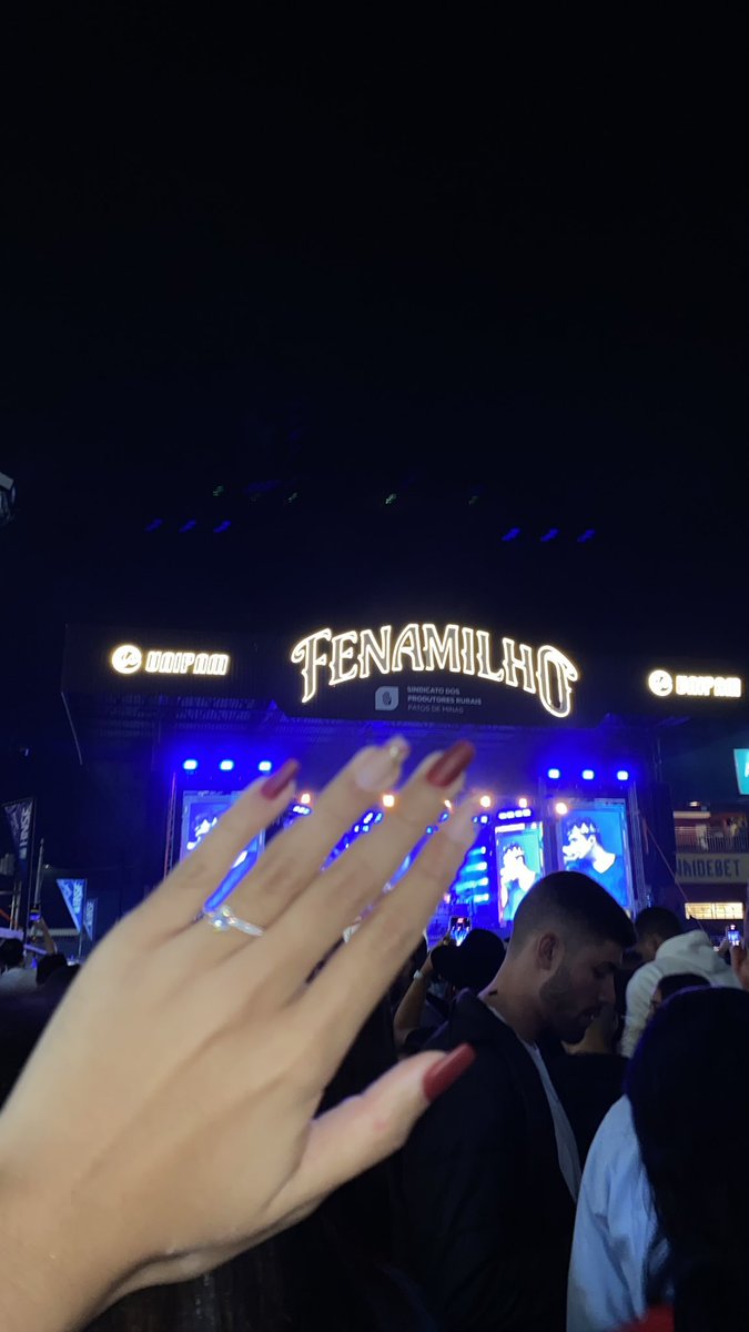 dudaasmenezes's tweet photo. @VSertanejo E eu que fui pedida em CASAMENTO no show do LUAN SANTANA, na música CHUVA DE ARROZ ENAO TEM NENHUM VÍDEO pq a pessoa que ia gravar esqueceu de apertar para gravar e só ficou segurando o telefone?! 🫠🫠😂 https://t.co/ouKMSt2Tnp