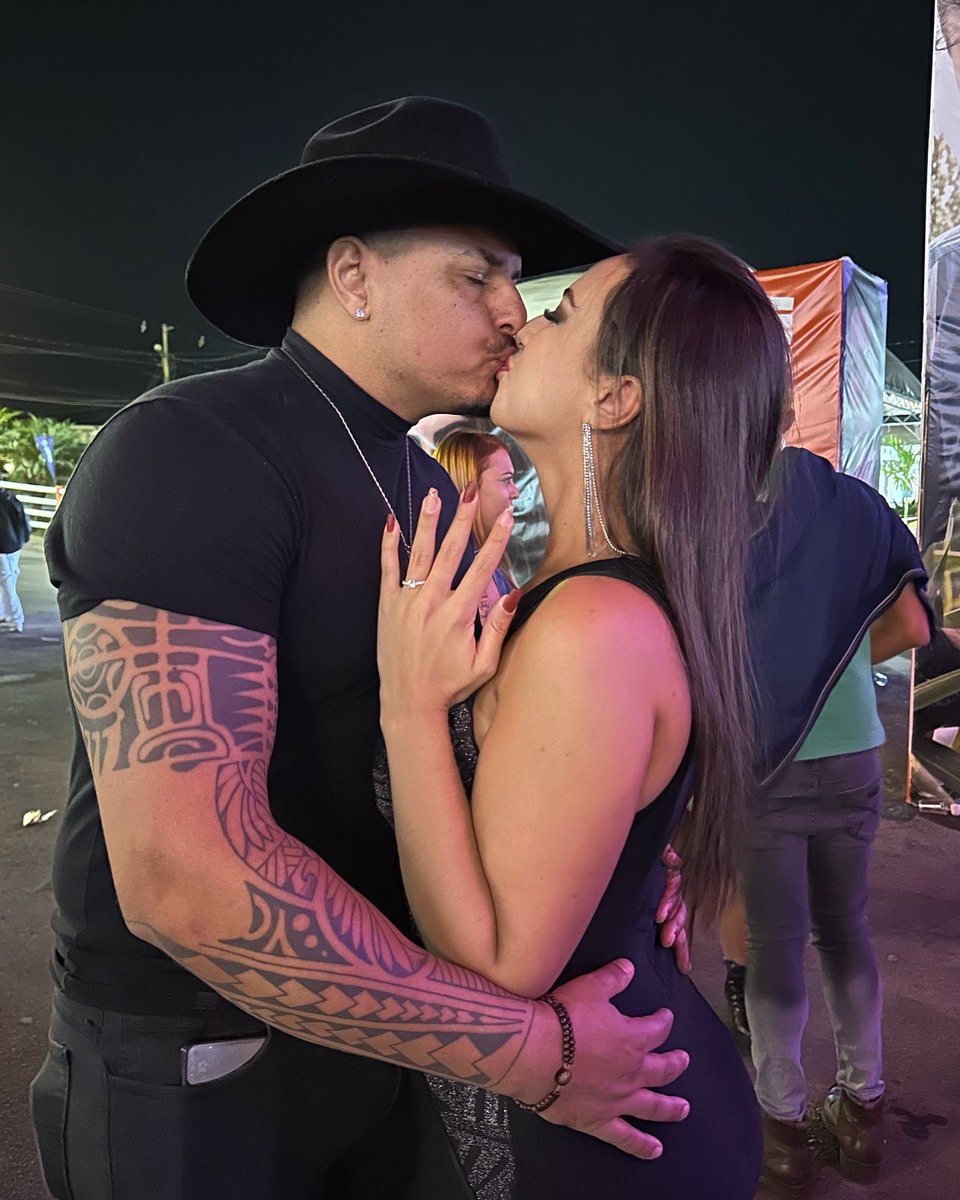 dudaasmenezes's tweet photo. @VSertanejo E eu que fui pedida em CASAMENTO no show do LUAN SANTANA, na música CHUVA DE ARROZ ENAO TEM NENHUM VÍDEO pq a pessoa que ia gravar esqueceu de apertar para gravar e só ficou segurando o telefone?! 🫠🫠😂 https://t.co/ouKMSt2Tnp