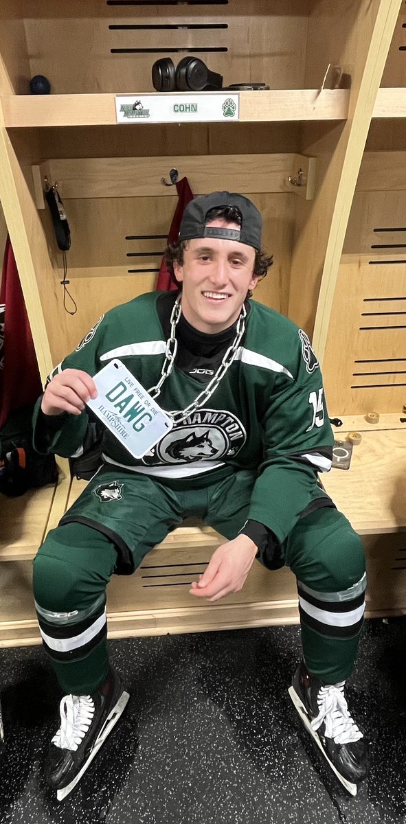Huskies win 7-4! Ugly third period but we found a way. Cohn with a 🚨. Pouliot-Porter with the victory in 🥅. 
DAWG of the game: Cohn!