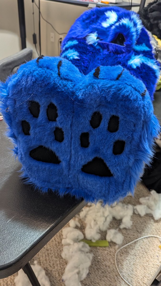 Last project in the studio is complete and off to his new home for <a href="/Lurky93/">Lurky 🔜 EF28</a> .  

These Fur-Sleepsacks have been fun to make.  

#furry #fursuit #fursuitmaker