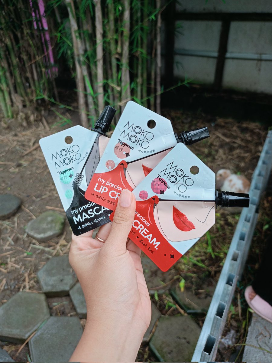 Gaesss pas buru2 mo ngantor eh kelupaan make makeup. Trus keinget kalo  pernah beli makeup simple mokomoko di Indomaret. Ya udah akhirnya clear deh, cukup maskara &amp; lipcreamnya aja udh bikin cetar seharian. Ngomongin harganya pun masih ramah di kantong.