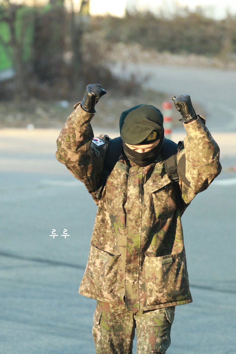 _wnn4r's tweet photo. the world is healing, WELCOME BACK KANG SEUNGYOON 💙

SEUNGYOON BACK IN INSEOS ARMS
#WelcomeHomeCaptainSeungyoon
#게스후즈백_강승윤_전역축하해 https://t.co/QOCzMGBgxZ