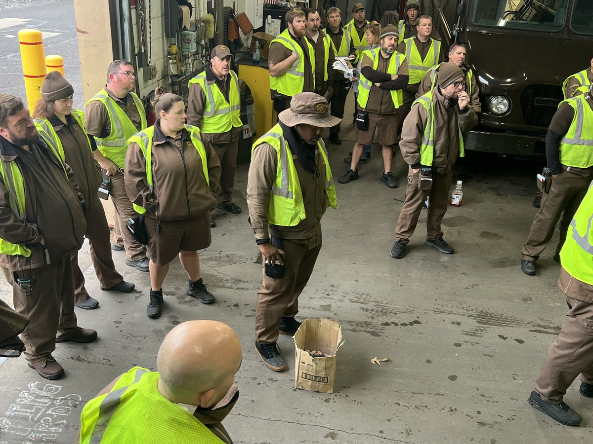 UPSManJohn's tweet photo. Calvin knocked it out of the park with our #GuardGateActivity this week on tripping hazards. He talked about distracted, walking as well as decorations that can trip us up drivers rest to send in cell phone pics of tripping hazards for a chance to win swag from my shop!! https://t.co/HDh81VeTmI