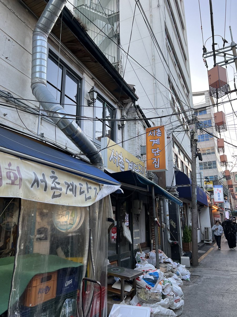 funzyx's tweet image. 서촌 계단집.
차례로 호래기, 바위굴, 아구내장 수육이다. 
호래기는 시원하고 식감이 좋다. 
바위굴은 내수면에서 사는 굴이다. 일반 굴이랑 향이 다르다. 맛도 좀 다르다. 엄청 커서 3등분 해 먹는다.
아구내장 수육은 부드럽다. 
코끼리 조개는 컸다. 
#서촌