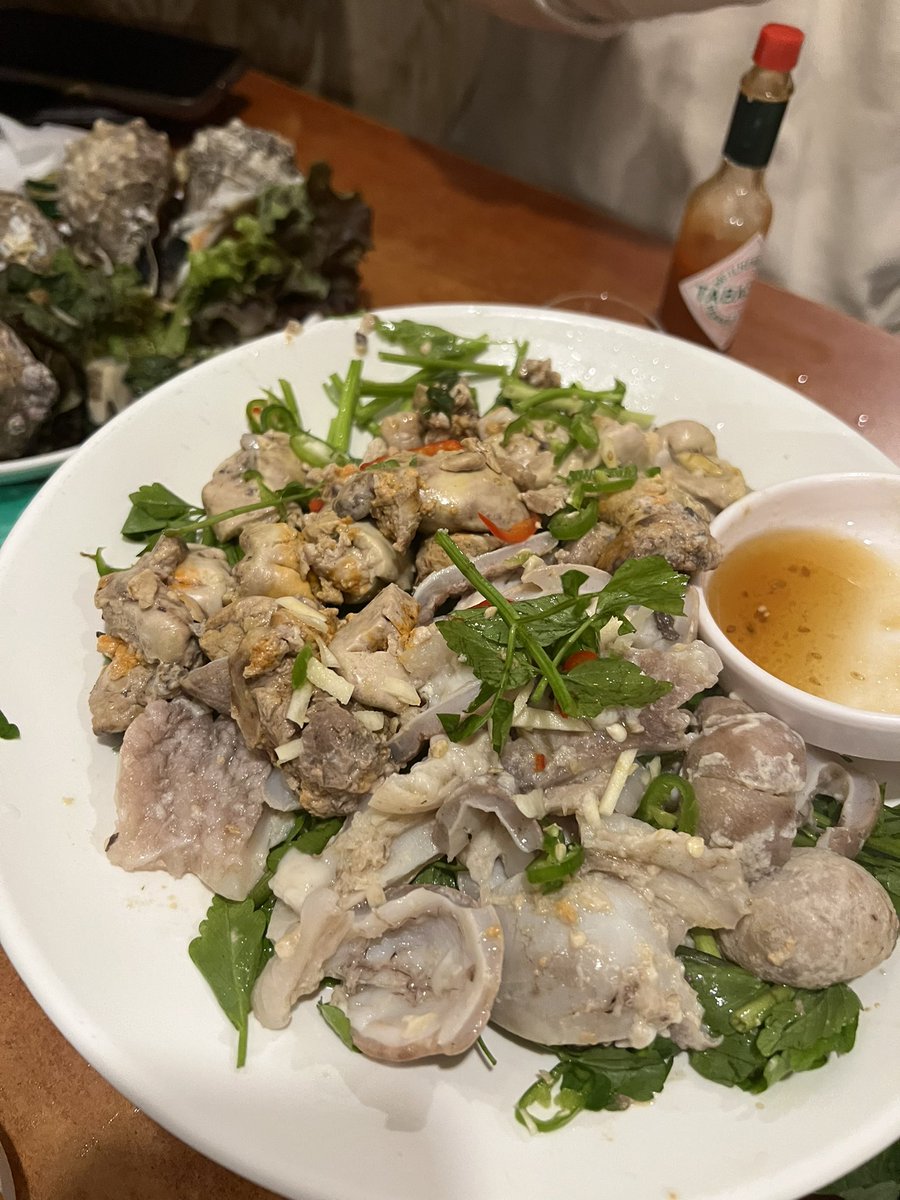 funzyx's tweet image. 서촌 계단집.
차례로 호래기, 바위굴, 아구내장 수육이다. 
호래기는 시원하고 식감이 좋다. 
바위굴은 내수면에서 사는 굴이다. 일반 굴이랑 향이 다르다. 맛도 좀 다르다. 엄청 커서 3등분 해 먹는다.
아구내장 수육은 부드럽다. 
코끼리 조개는 컸다. 
#서촌