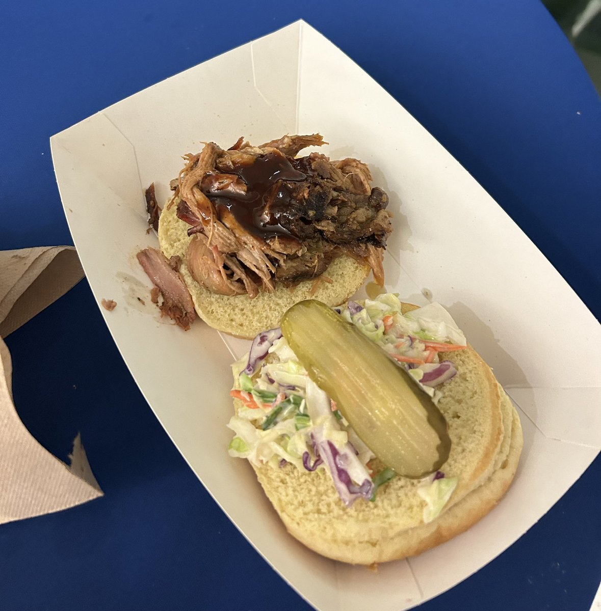 REALchipperrr's tweet image. Down here in the S-T-L tn (❌@Litchell_MeRoy), got the pulled pork 🐷 sammy on recommendation from Rich Daddy™️.. did not disappoint other than the pork portion. Major #FeedTheBigFella vibes on AND off the court tn 🙏🏼