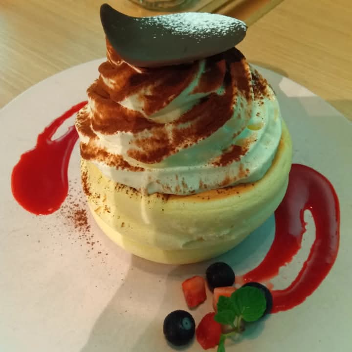 katyouhuugetu33's tweet photo. ティラミスパンケーキ(税込1,375円)+ソイラテ(税込583円)。ラテが可愛すぎ。パンケーキのふわふわは感動ものやった。
#lanicafe
#ラニカフェ
#大分市中央町 https://t.co/g1kjxPCGfJ