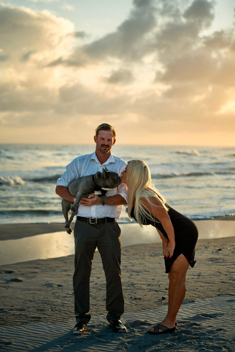 DADDYRyanR's tweet image. Frenchie kiss on da beach merry Christmas from my family to yours!!! Ginger Mc Graw #GETITGOING
