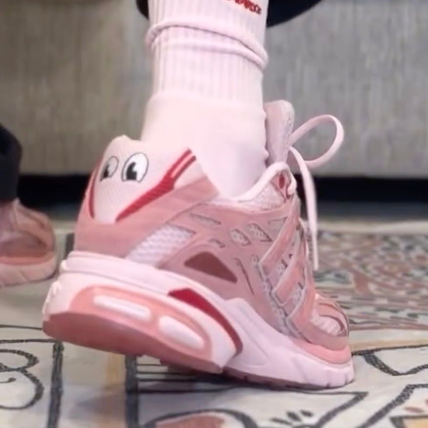 FIRST LOOK: Unheardof x adidas Adistar Cushion 3 “Captain Piggy” 🐷 

🗓️ Spring 2025