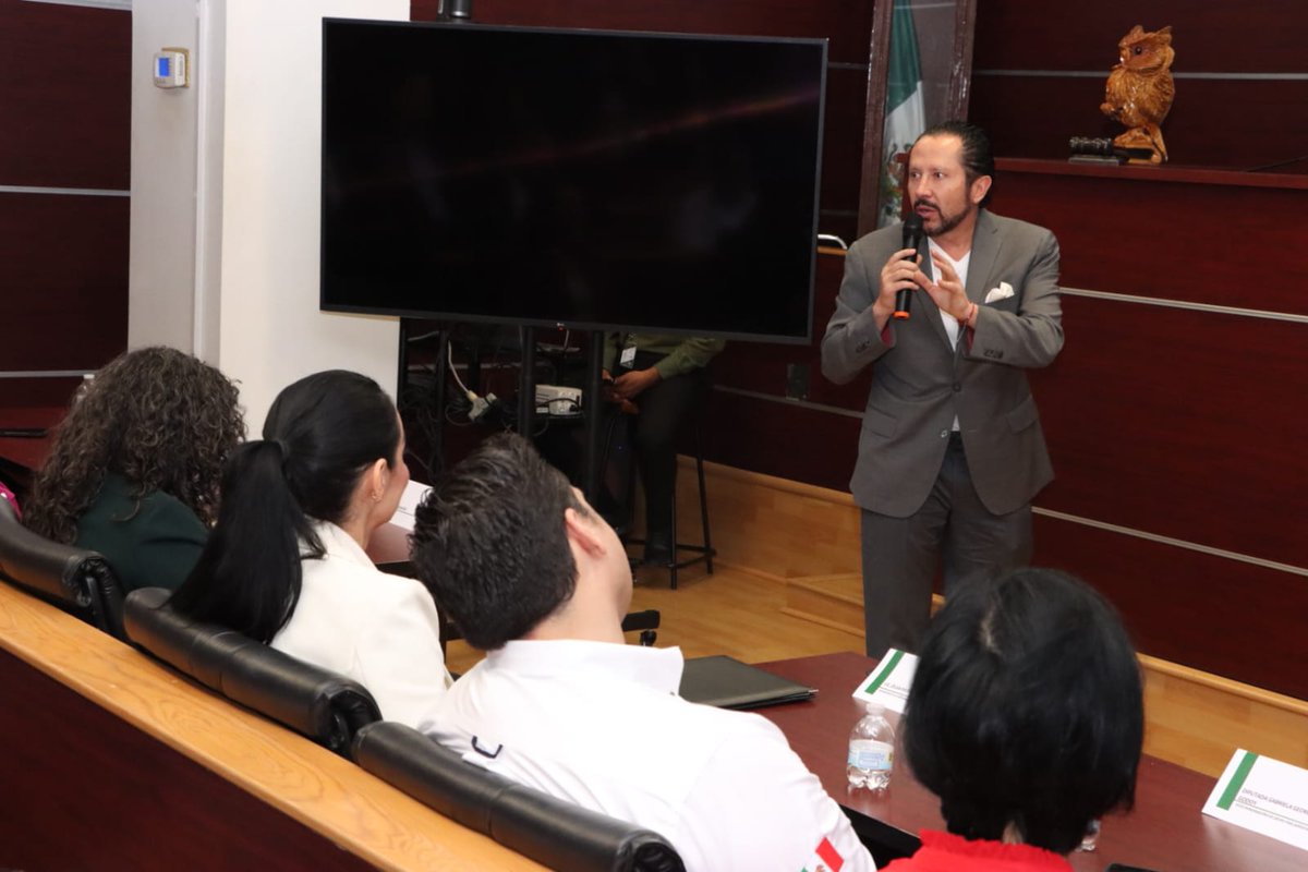 QueSigaMX's tweet photo. Nuestro presidente nacional de #QueSigaLaDemocracia, @EFGANCIRA, participó como conferencista en la Universidad Valle del Bravo, en CD. Reynosa #Tamaulipas, compartiendo su visión sobre 'Los Nuevos Rostros en la Política'. Agradecemos la invitación y la cálida recepción de la comunidad universitaria. 

Para que siga la transformación #QueSigaLaDemocracia