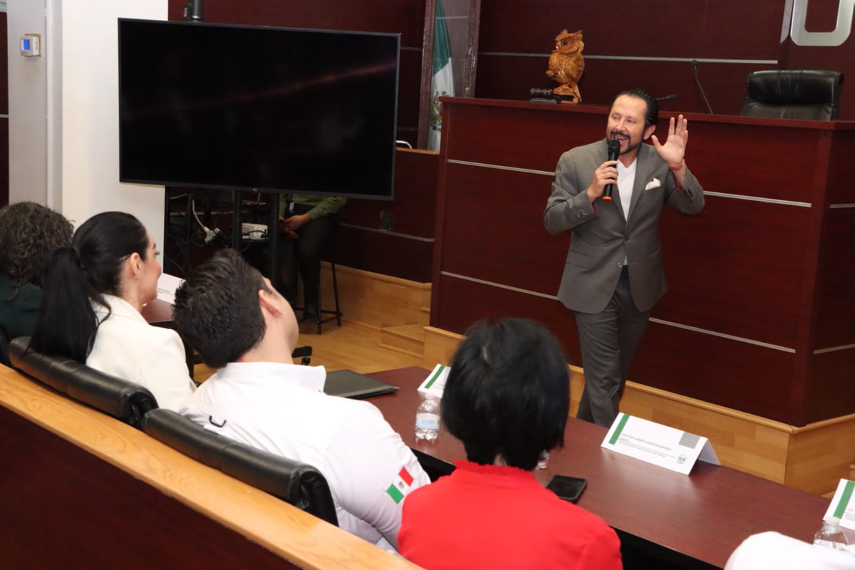 Nuestro presidente nacional de #QueSigaLaDemocracia, <a href="/EFGANCIRA/">Edgar Garza</a>, participó como conferencista en la Universidad Valle del Bravo, en CD. Reynosa #Tamaulipas, compartiendo su visión sobre 'Los Nuevos Rostros en la Política'. Agradecemos la invitación y la cálida recepción de la