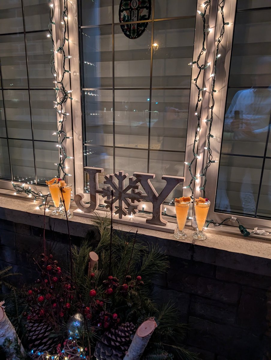 Taking the cocktails on the road tonight to Anne and Bob's house. 

A moonwalk cocktail to drink while listening to Thriller

#CocktailCalendar2024