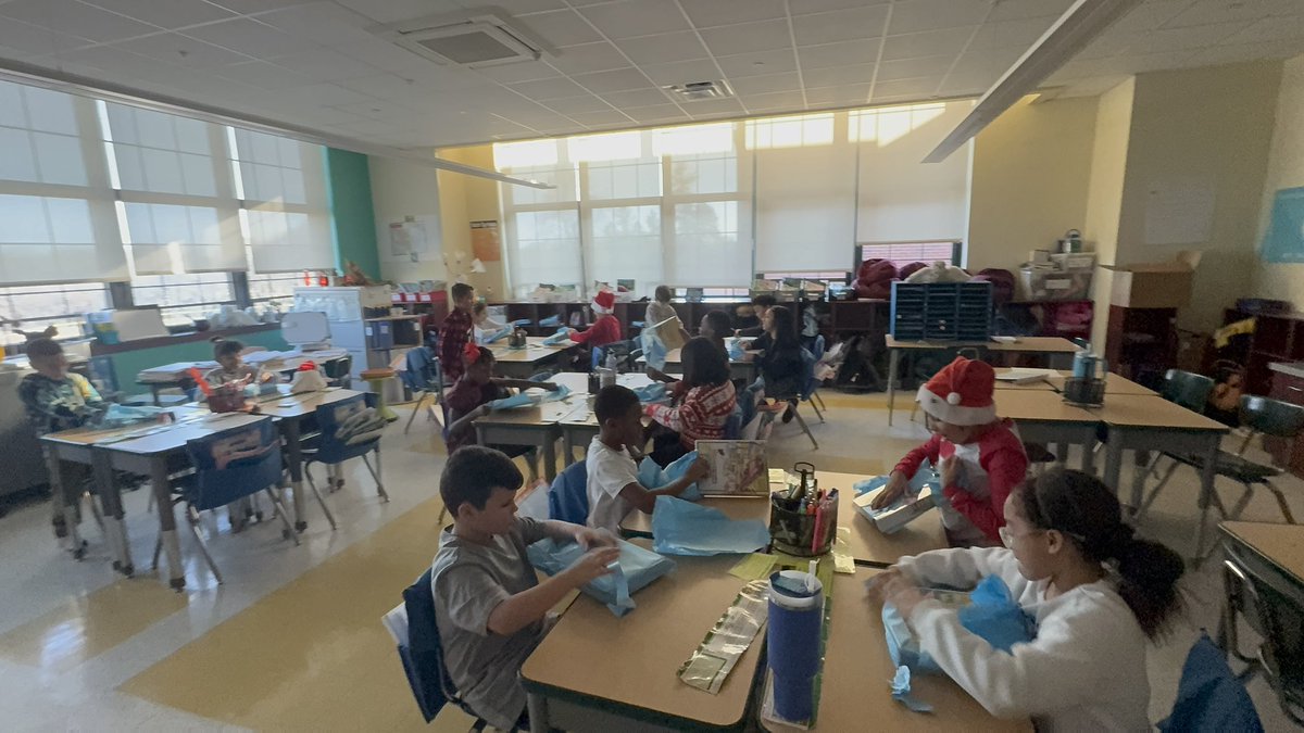 missgoldman19's tweet image. Thank you Hasbro elves for the presents! @PSDRI_Schools @Hasbro @ClassroomChamps @mazdzer #hasbroelves #ThankYou #bettergetsbetter