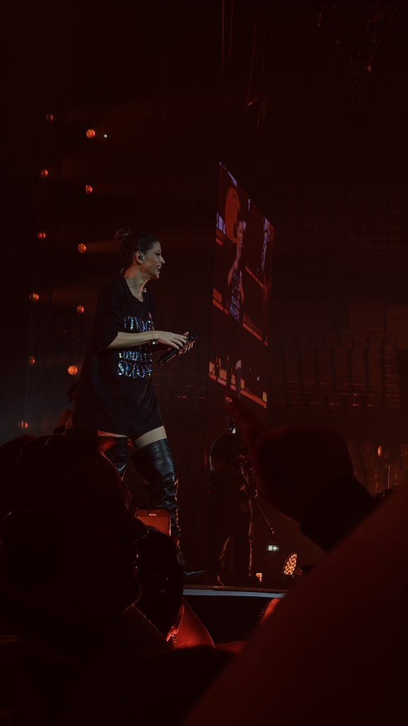 carlottasulis_'s tweet photo. @AmorosoOF se mi assumi come fotografa/ videomaker giuro non te ne pentirai!
#alessandraamoroso #finoaquiintour https://t.co/KWGix7EMhl