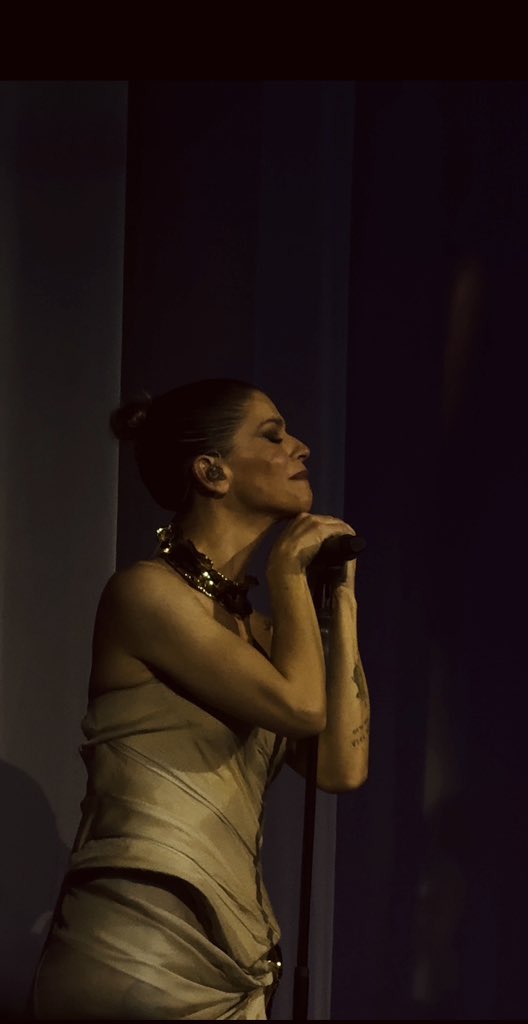 carlottasulis_'s tweet photo. @AmorosoOF se mi assumi come fotografa/ videomaker giuro non te ne pentirai!
#alessandraamoroso #finoaquiintour https://t.co/KWGix7EMhl