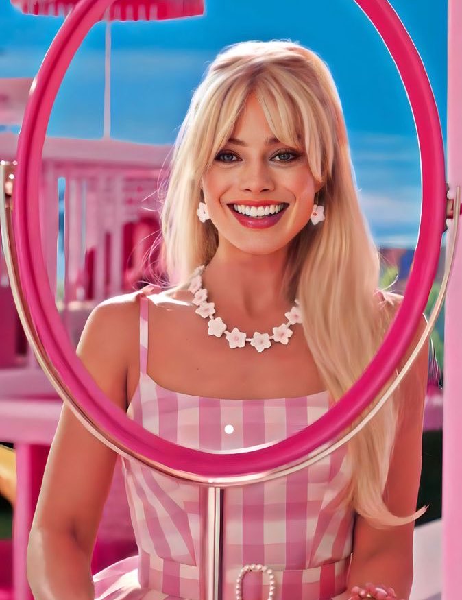 SERÁ? De acordo com o The Hollywood Reporter, “Barbie 2” está oficialmente em fase de desenvolvimento. Ainda segundo a publicação, Greta Gerwig e Noah Baumbach retornarão para escrever o roteiro. 💕