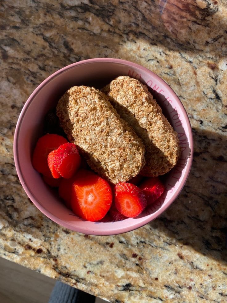 fluffycat0's tweet photo. i wish my country had weetabix i want to try it one day it looks so good ( ´Д`)y━･~~ https://t.co/4WPRJRbqJc