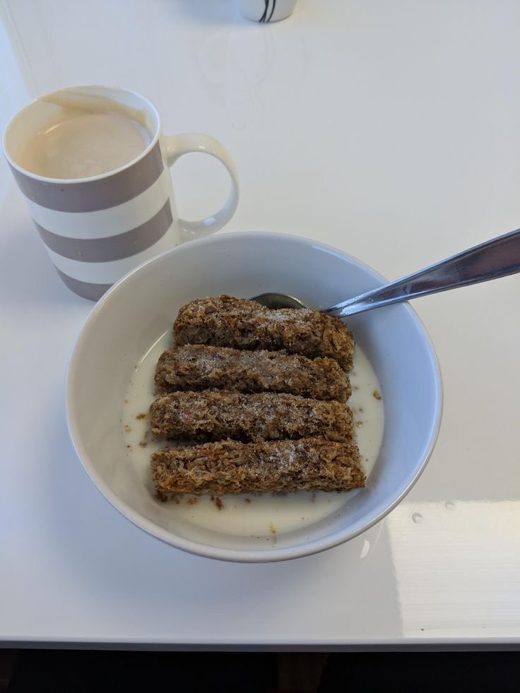 fluffycat0's tweet photo. i wish my country had weetabix i want to try it one day it looks so good ( ´Д`)y━･~~ https://t.co/4WPRJRbqJc