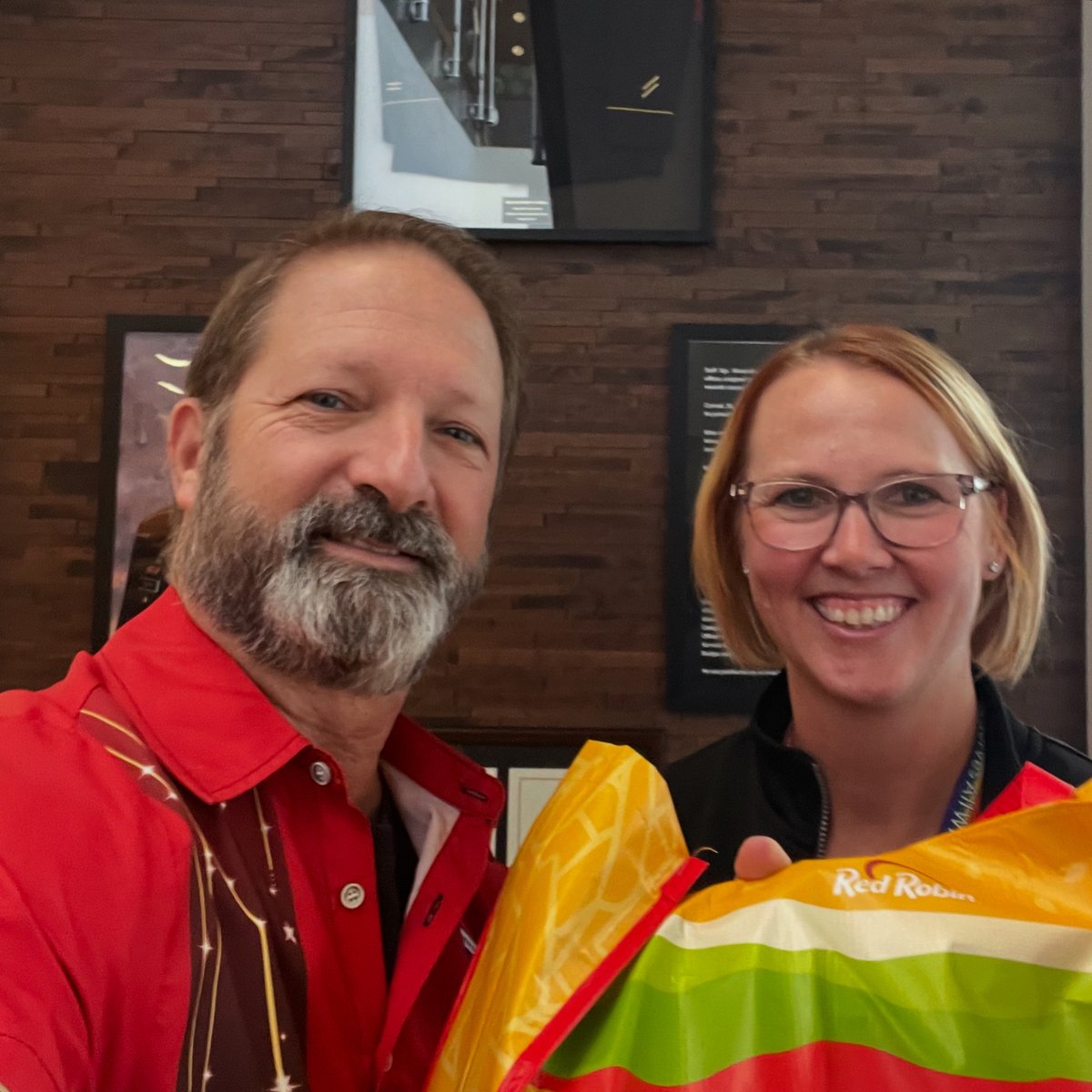 VMLCaz's tweet image. A heartfelt thank you to our VP, Dave Rosenfeld, for delivering the $1,000 in gas cards and $2,000 in Fry’s gift cards to the Phoenix VA, where they’ll be distributed by social workers to Veterans in need.    
#honoringheroes #veteransupport #arizonacommunity #azvets #azveterans