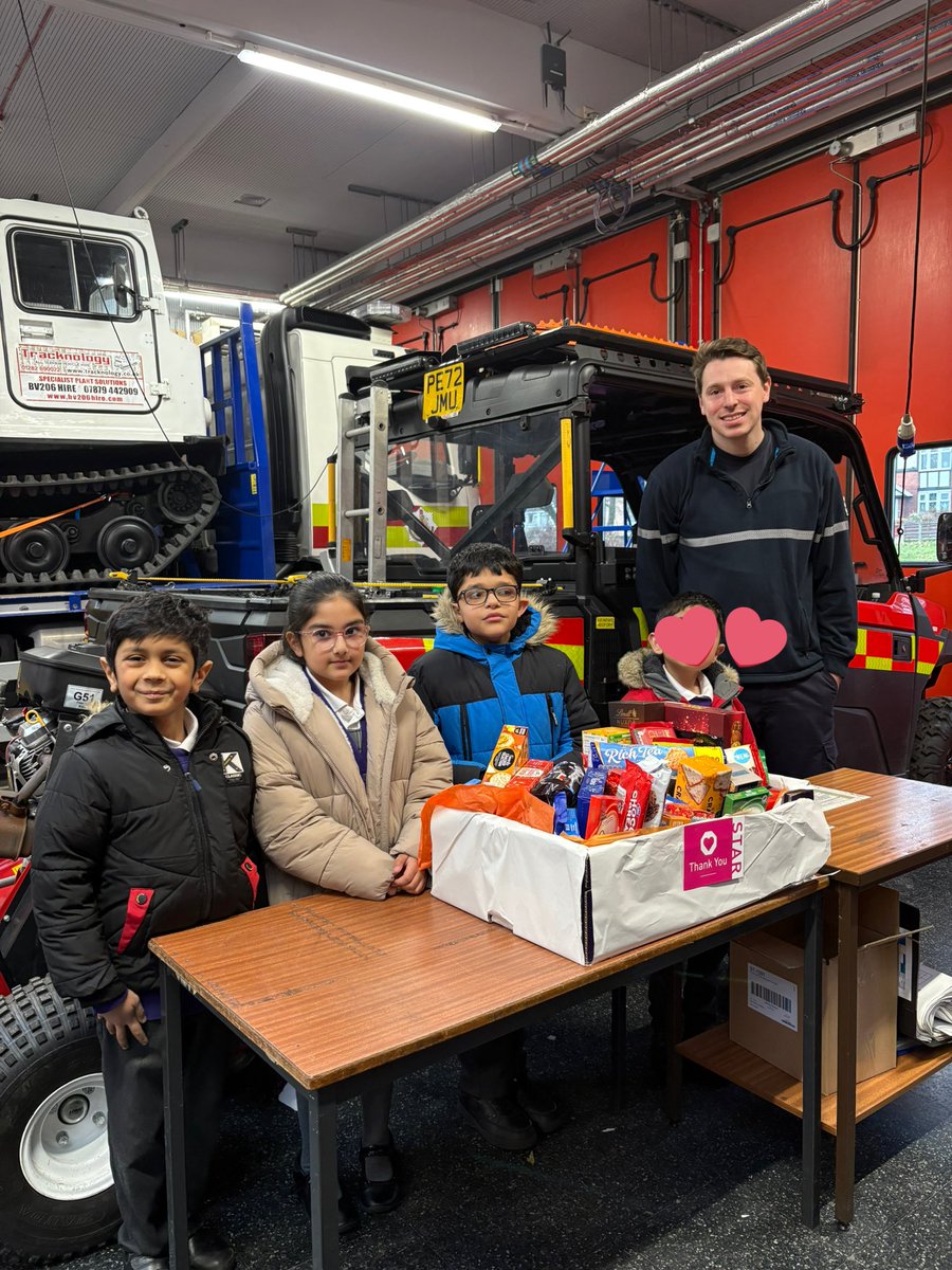 olive_bolton's tweet image. Another #WinterGiftProgramme delivery to the heroes @manchesterfire #Service #Teamwork #Ambition #Respect #KindnessMatters #WeAreStar #Inspired #RoleModels #ThankYou #TreatHamper