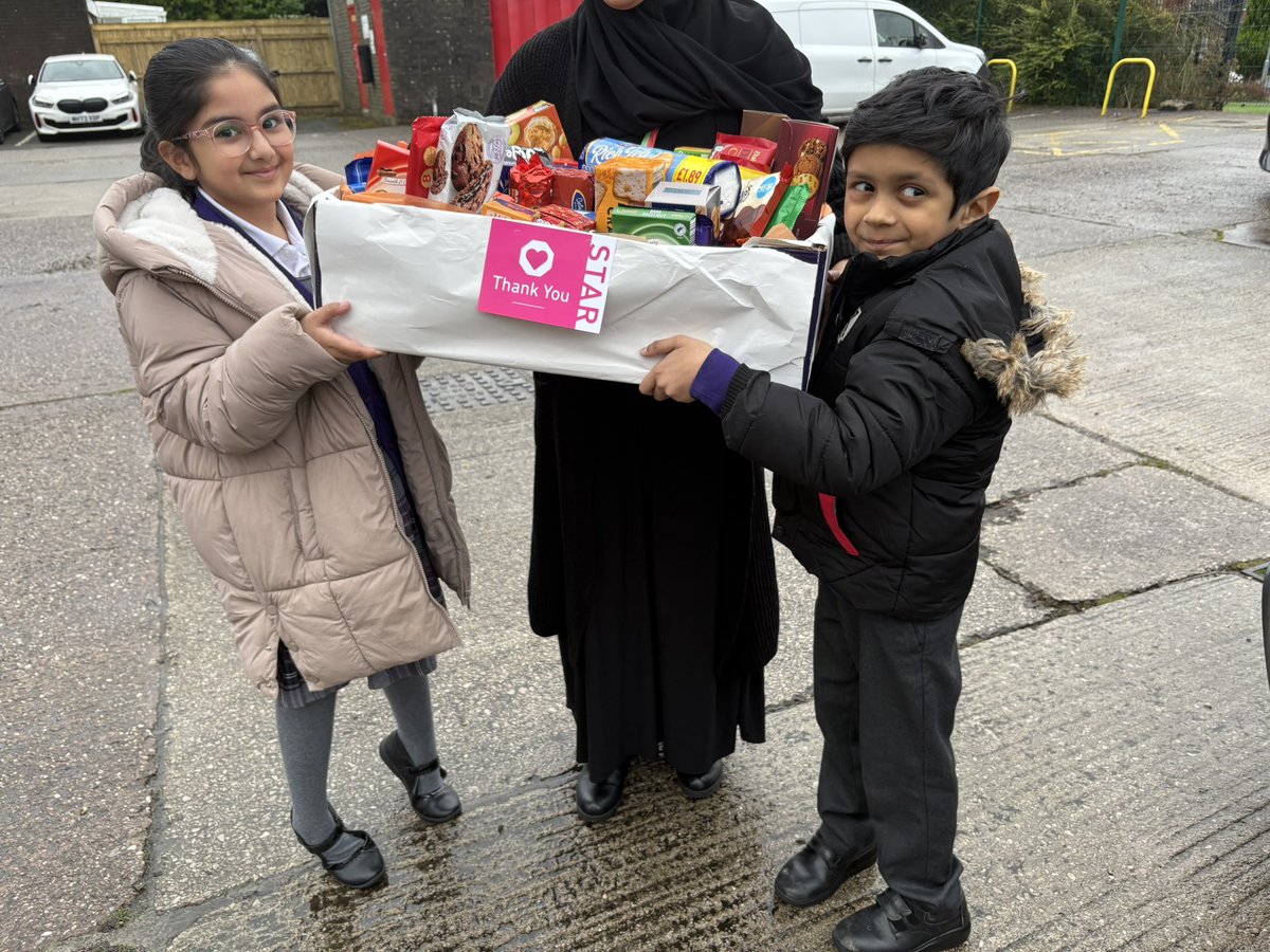 olive_bolton's tweet image. Another #WinterGiftProgramme delivery to the heroes @manchesterfire #Service #Teamwork #Ambition #Respect #KindnessMatters #WeAreStar #Inspired #RoleModels #ThankYou #TreatHamper