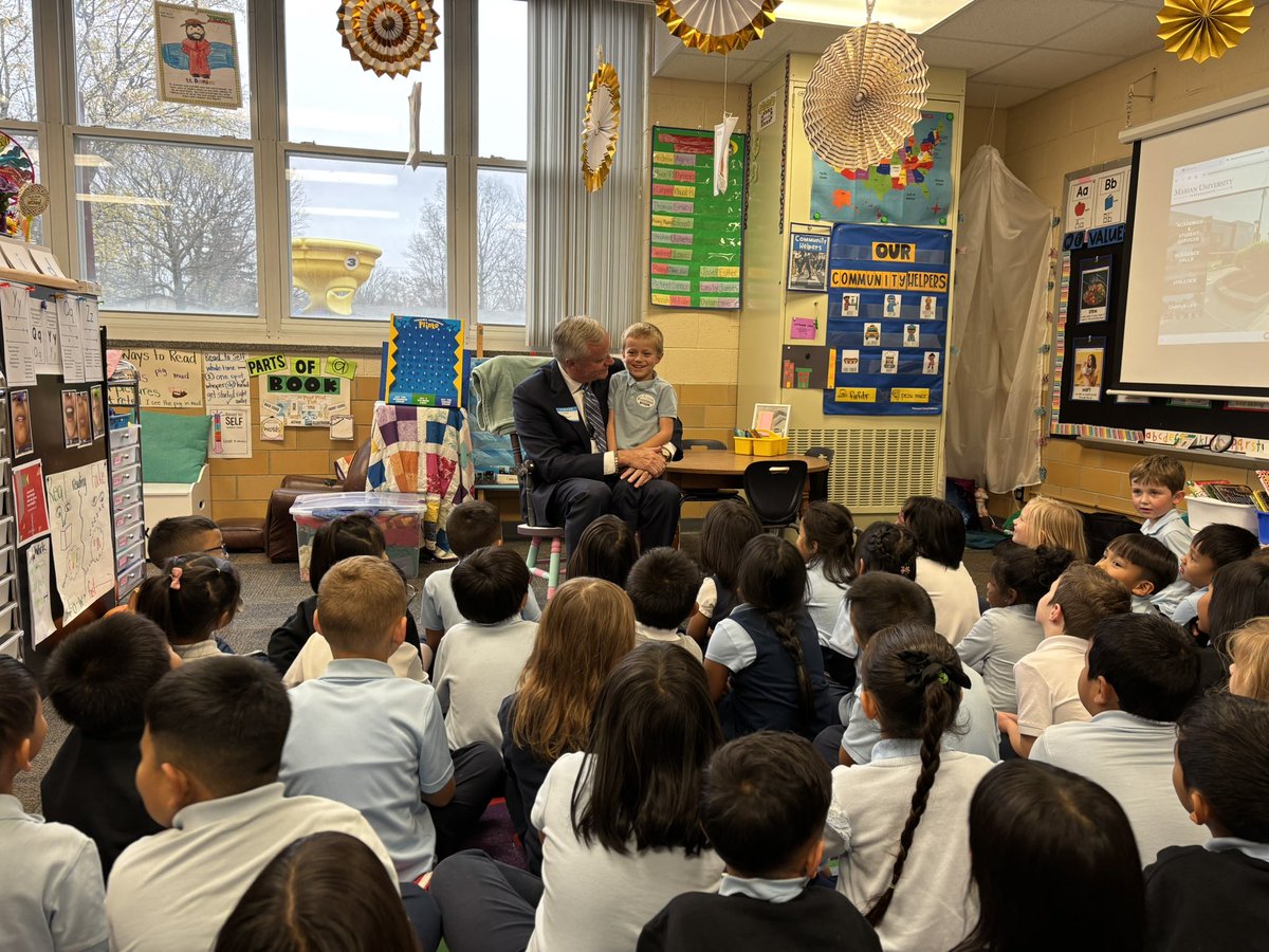 MarianUniv's tweet image. President Elsener recently made a special visit as a guest reader, at Saint Mark Catholic School! While there, he even caught up with some of our amazing Marian Alumni. #GuestReader #SaintMarkSchool #Marianuniversity #MarianAlumni #goknights #education