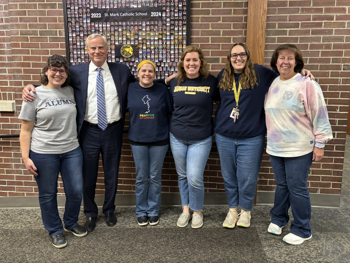 MarianUniv's tweet image. President Elsener recently made a special visit as a guest reader, at Saint Mark Catholic School! While there, he even caught up with some of our amazing Marian Alumni. #GuestReader #SaintMarkSchool #Marianuniversity #MarianAlumni #goknights #education