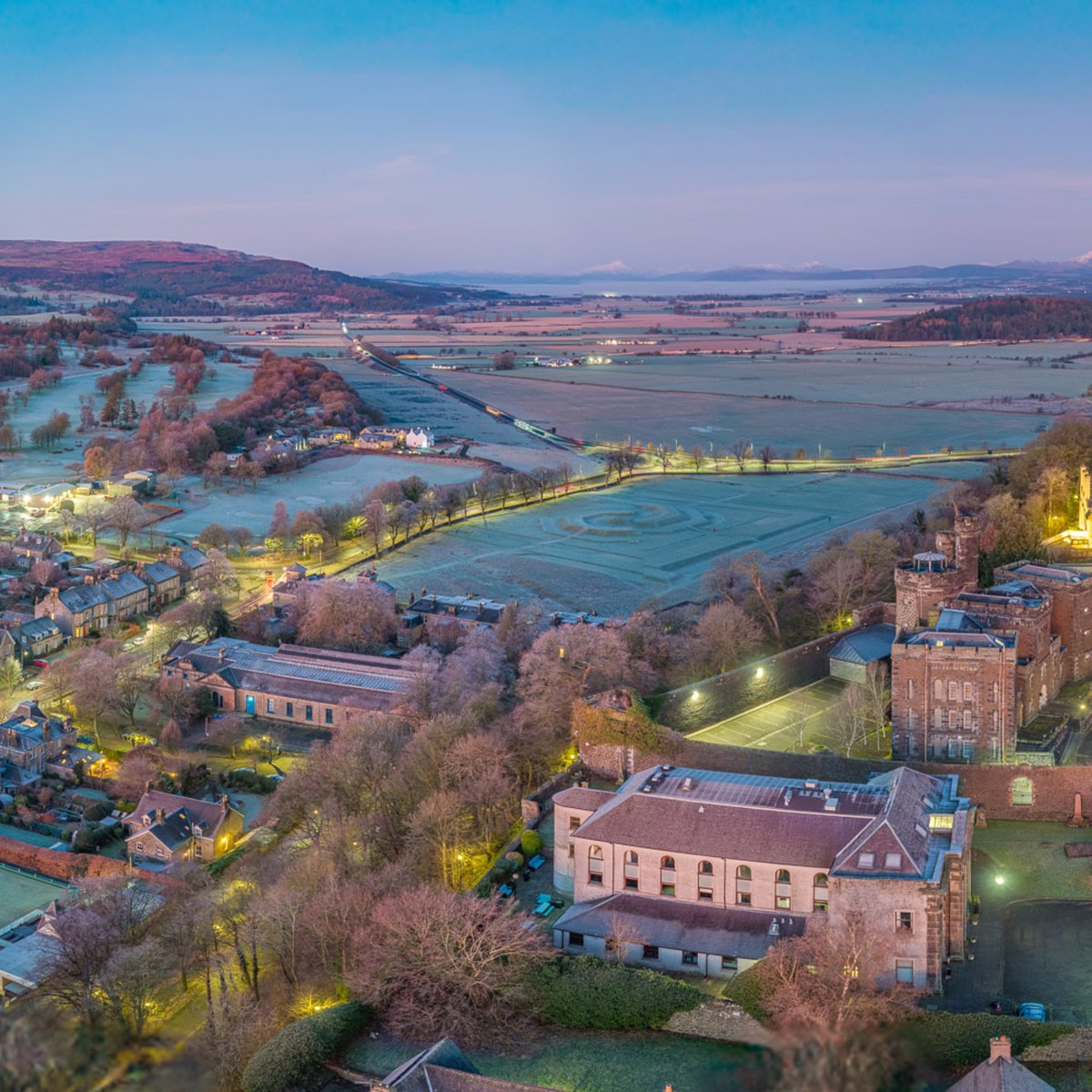 TheKiltedPhoto's tweet photo. The city of Stirling waking you to a beautiful but chilly day. How many if this braw wee cities iconic sites can you spot? What ones can you see? 💙🏴󠁧󠁢󠁳󠁣󠁴󠁿💛

#Stirling #Scotland #TheKiltedPhoto #TheKiltedPhotographer #VisitScotland #StirlingAlive https://t.co/Dq8SMONBfY
