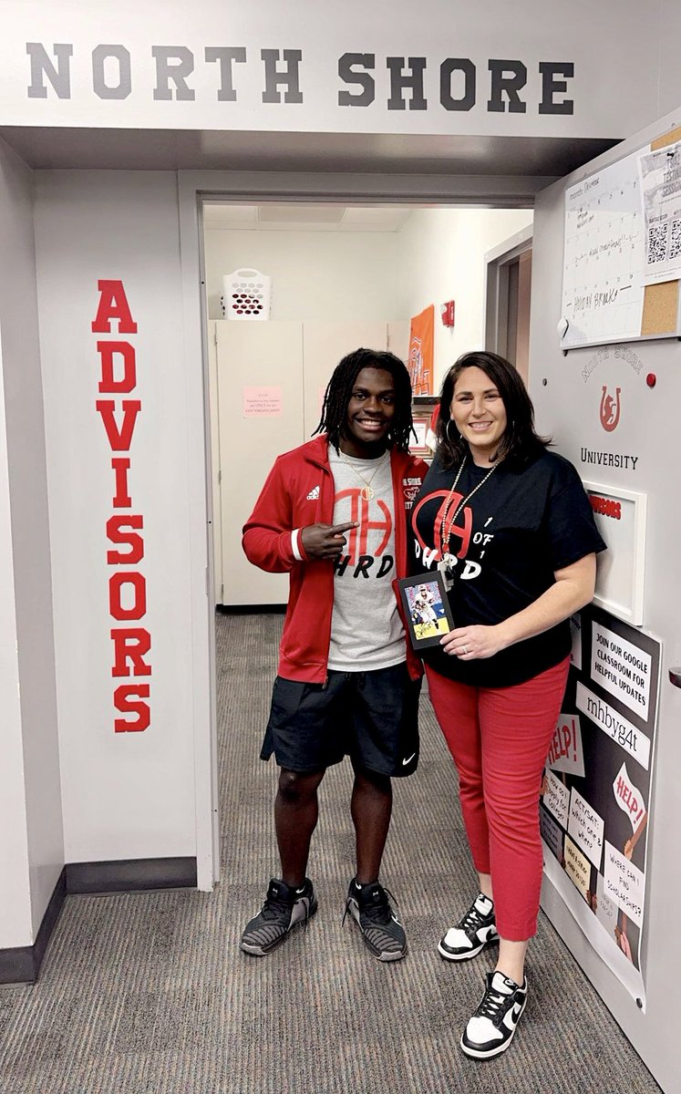Dhardemanjr's tweet photo. Truly THE GREATEST Academic Advisor anyone could ever ask for 🗣️ I cannot imagine what I would have done without you throughout this process , words can’t even explain how thankful I am !!! @heidie_hardin https://t.co/ACSOYFSwtf