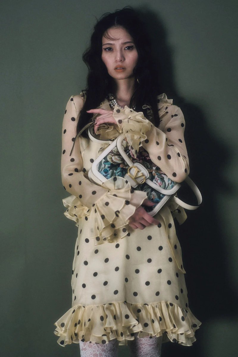 SPUR_magazine's tweet image. #齋藤飛鳥 さんが着こなすのは、ヴァレンティノのリゾートコレクション。華やかでデコラティブな衣装の数々は、アレッサンドロ・ミケーレが手がけたもの。SPURならではのエレガントで大人っぽい表情の齋藤さんを切り取りました。#シュプール2月号 
🔻予約はこちら 
lnky.jp/jQnXDDu