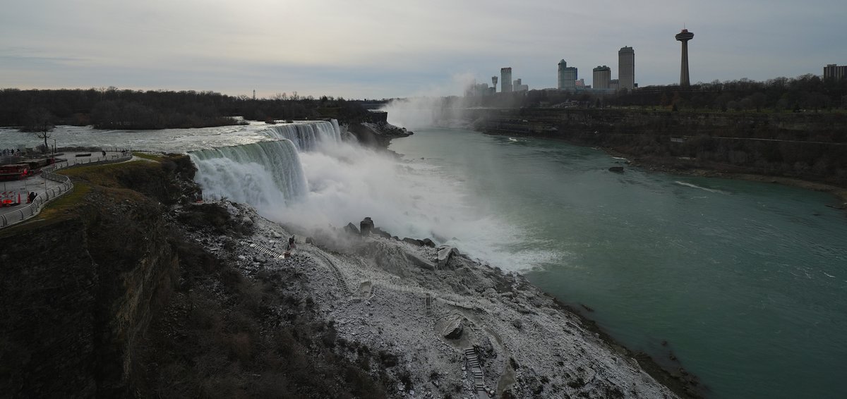 FototakerTony's tweet photo. In this memory of a few days ago, there's some snow right now in the gorge of the #Niagarariver as seen at @NiagaraFallsUSA. Right now it IS snowing enough to cover the the grounds everywhere else! This is the very popular #prospectPoint of #NiagaraFallsStatePark with the city of @NiagaraFalls @Canada to the right. @NiagaraRegion @SkylonTower @fallsviewcasino #DestinationNiagaraFalls @CanadaNY @TourismNiagara @VisitNiagaraUSA @visitniagara1 #NiagaraFallsNY #cityofNiagaraFallsOntario @AmericanFalls @PanoPhotos