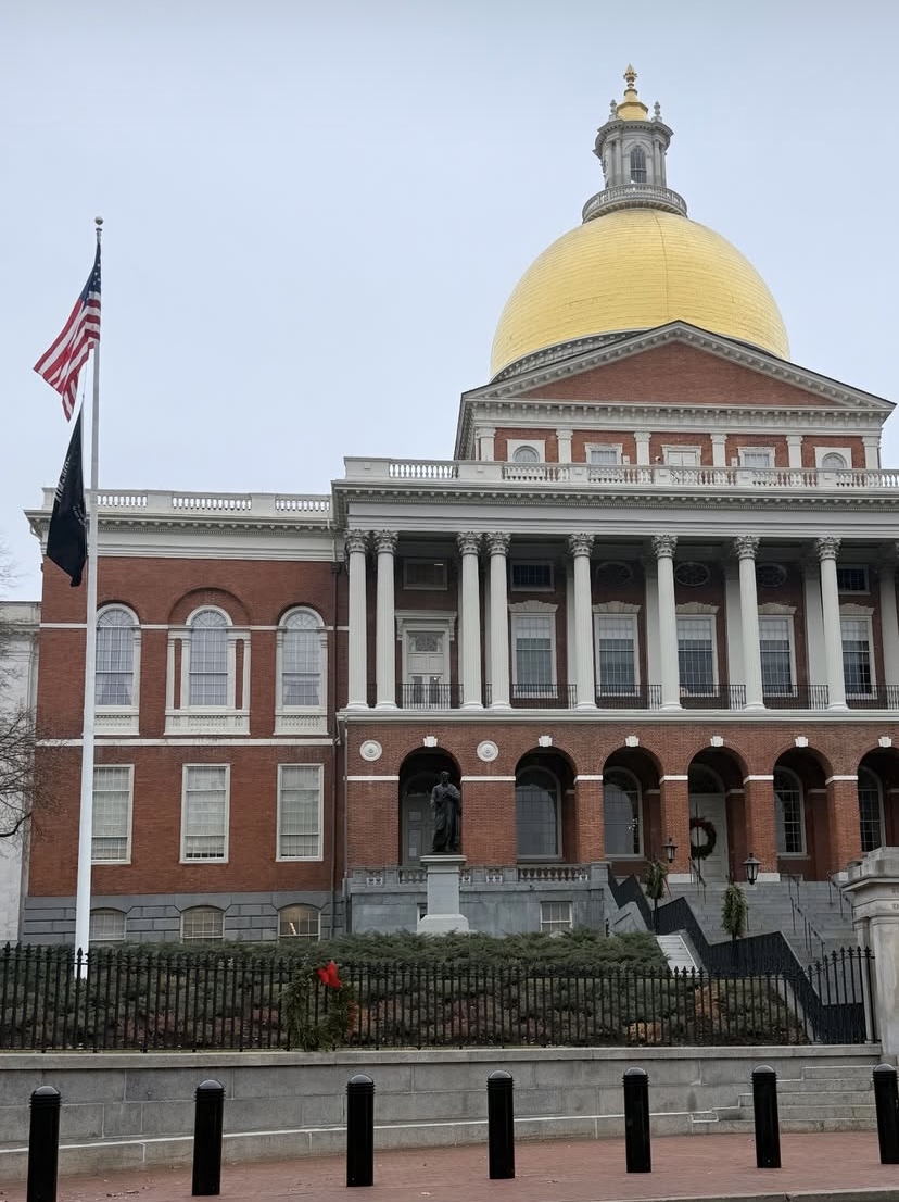 ColCapTours's tweet image. A must stop on the Freedom Trail is: Massachusetts State House, home to the state legislature, House of Representatives and historic statues, flags, and banners. #studenttours #classtrips #studentgroups #schoolgroups #Massachusetts #Boston #History  #MassachusettsStateHouse