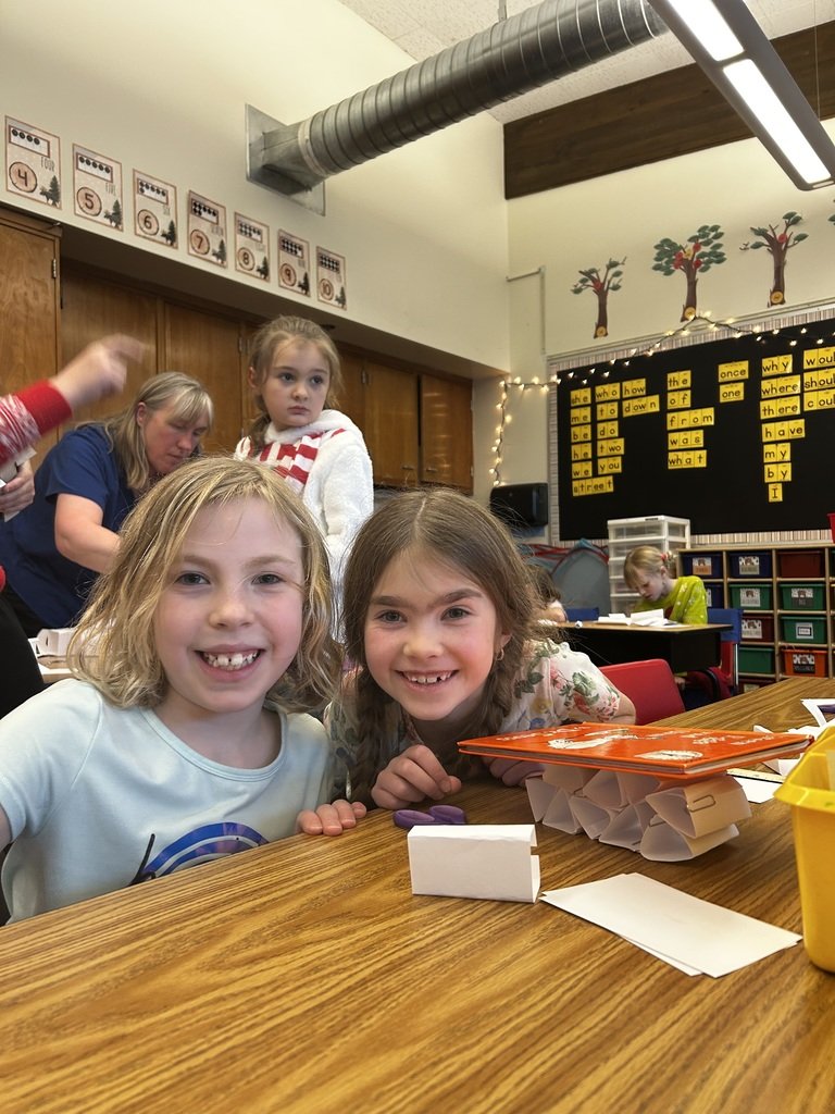 DistrictAk's tweet photo. Mrs. Bell's Class had a challenge. Can you hold the weight of a book using paper towels? Well it seems you can, just ask a 2nd graders. https://t.co/HQMpBDHgqi