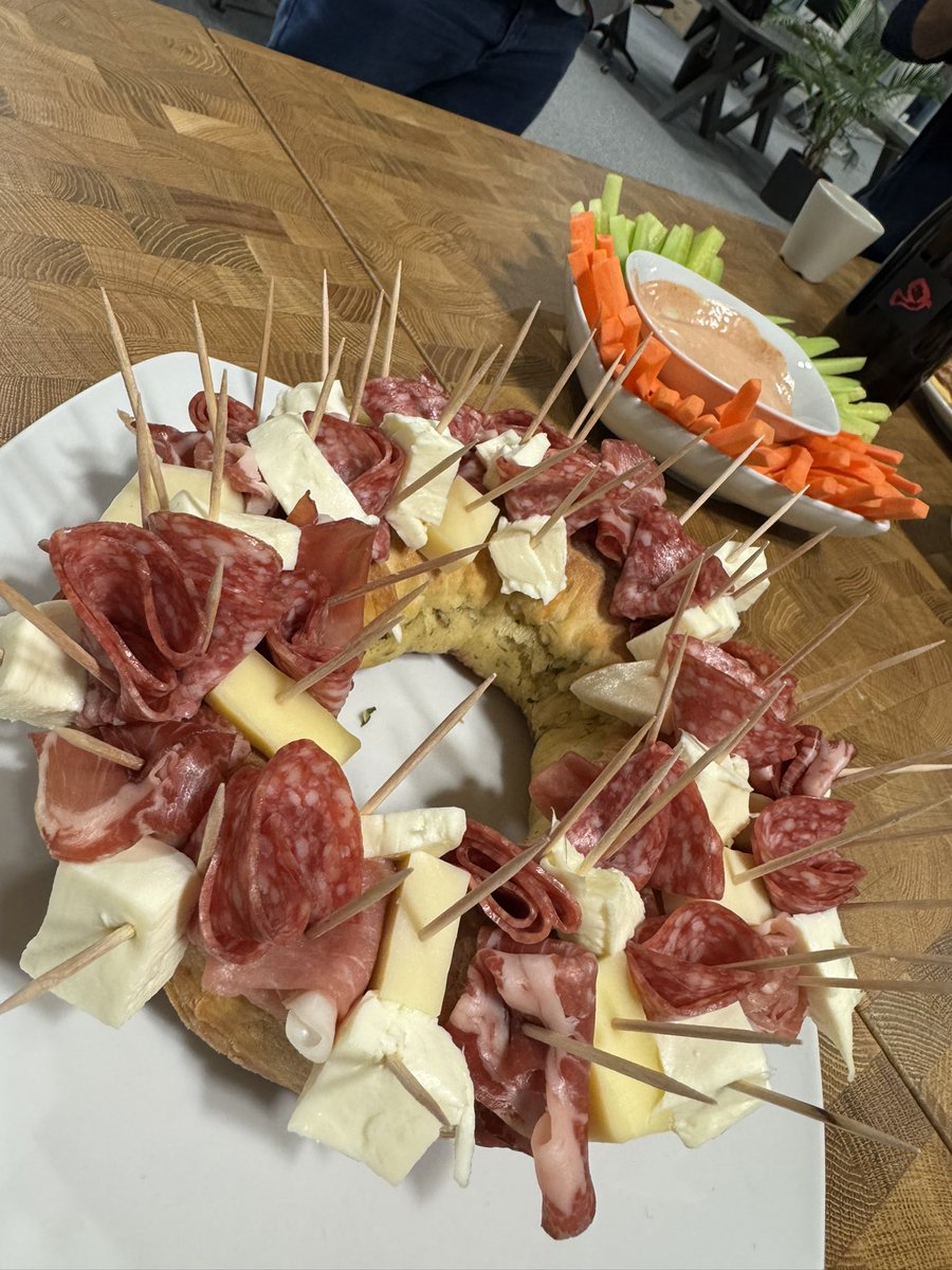 UrbanfishCowork's tweet photo. Ce soir, l’apéro au bureau c’était du sérieux 😉😋🥰 ! #coworkingfribourg #faitmaison #merci https://t.co/LgWPtVxR1m