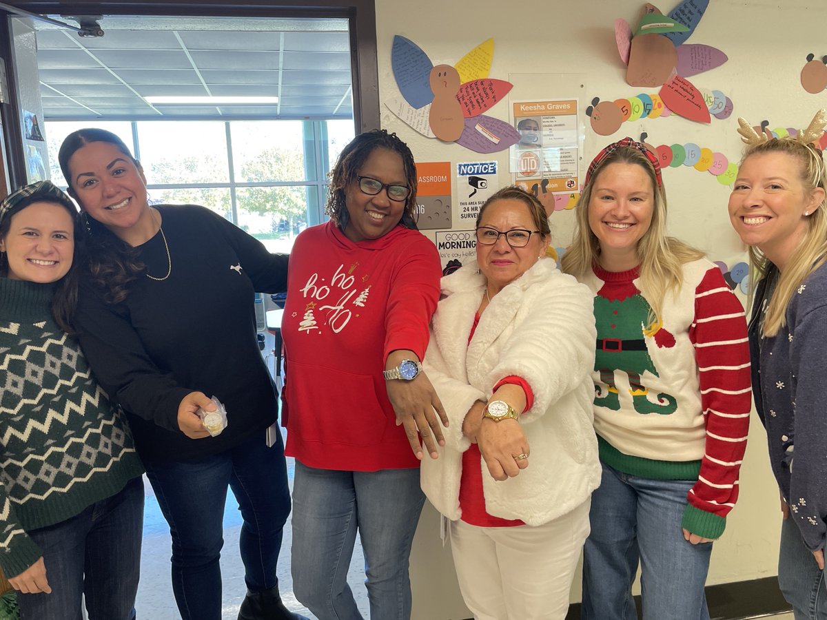 unitedtolearn's tweet photo. 🎄✨ It’s always the perfect TIME to celebrate teachers—especially during the holidays! ⌚
We teamed up with @fossil for their #MakeTimeForGood initiative and had the joy of surprising their #U2LPartner school, @chapelhillpl, with watches for every teacher. 🎁🎉
This season, we’re especially thankful for partners like Fossil who go above and beyond to celebrate and uplift educators. Teachers truly make the world brighter! 💛 #UnitedToLearn #CommunityImpact #DallasISD #U2LSchools