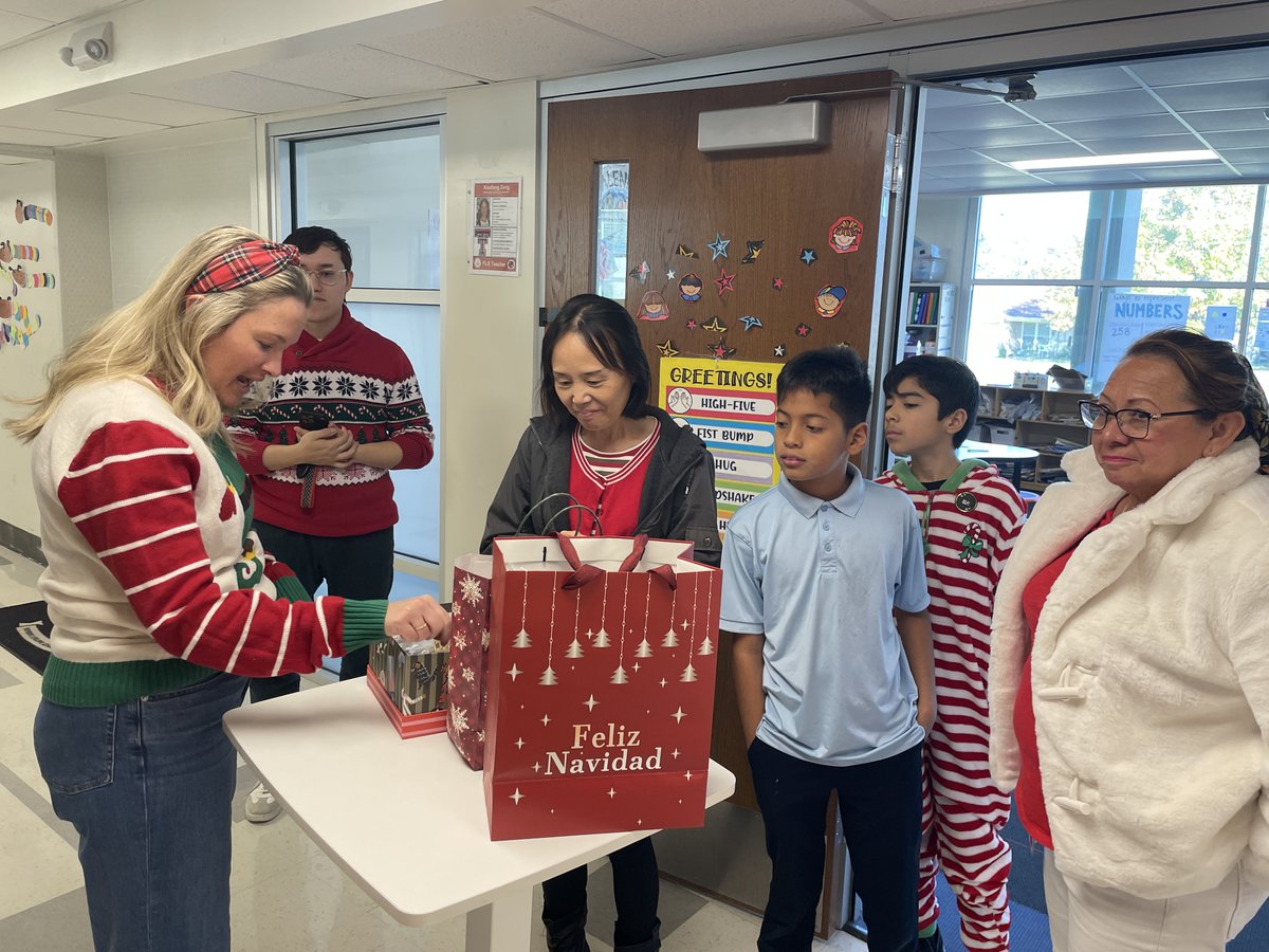 unitedtolearn's tweet photo. 🎄✨ It’s always the perfect TIME to celebrate teachers—especially during the holidays! ⌚
We teamed up with @fossil for their #MakeTimeForGood initiative and had the joy of surprising their #U2LPartner school, @chapelhillpl, with watches for every teacher. 🎁🎉
This season, we’re especially thankful for partners like Fossil who go above and beyond to celebrate and uplift educators. Teachers truly make the world brighter! 💛 #UnitedToLearn #CommunityImpact #DallasISD #U2LSchools