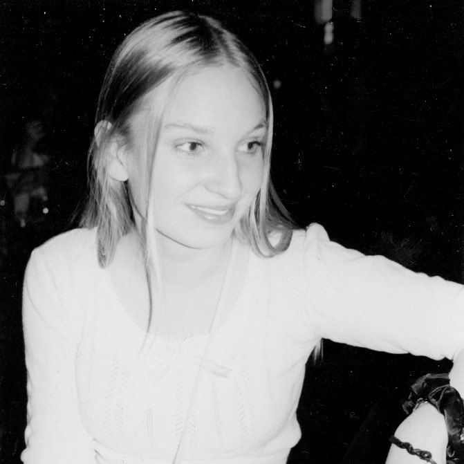 ChartsSia's tweet photo. Happy birthday to the one and only @Sia. We adore you and everything you have given our lives, and hope you are doing well. ♥️ #HappyBirthdaySia https://t.co/GvGKcfNIBu