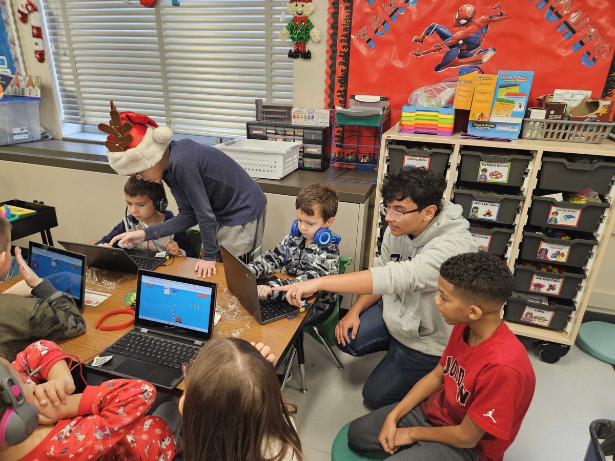 AmpLabEW's tweet photo. Amp Lab students loved spending some time at Croninger today helpings students explore the power of coding!
#fwcs #partnership #coding https://t.co/tYeBKt7jUT