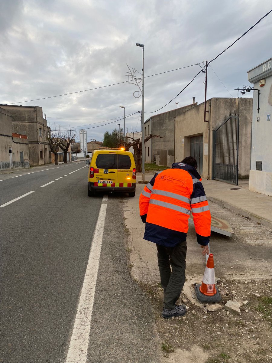 El servei de carreteres del Dep. Territori ha arreglat i substituit diferents senyals de trànsit malmeses en el darrer episodi de vent que va afectar el Montsià. A Ulldecona els danys es van localitzar especialment a la zona dels Valentins i el barri Castell.