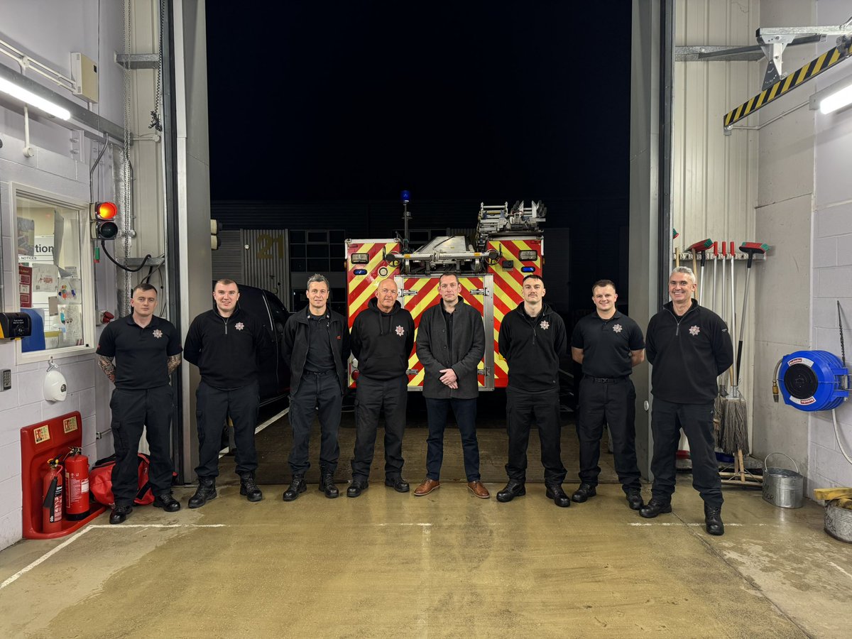 Good meeting at Salfords Fire station tonight, met with the duty watch and 2 watches in the joint Fire Control room.

Discussions around the future of the fire service and the union and key issues affecting our members. 

Thanks for the dinner 🍽️  
<a href="/999sharris/">Lord Simon Harris</a> and the watch