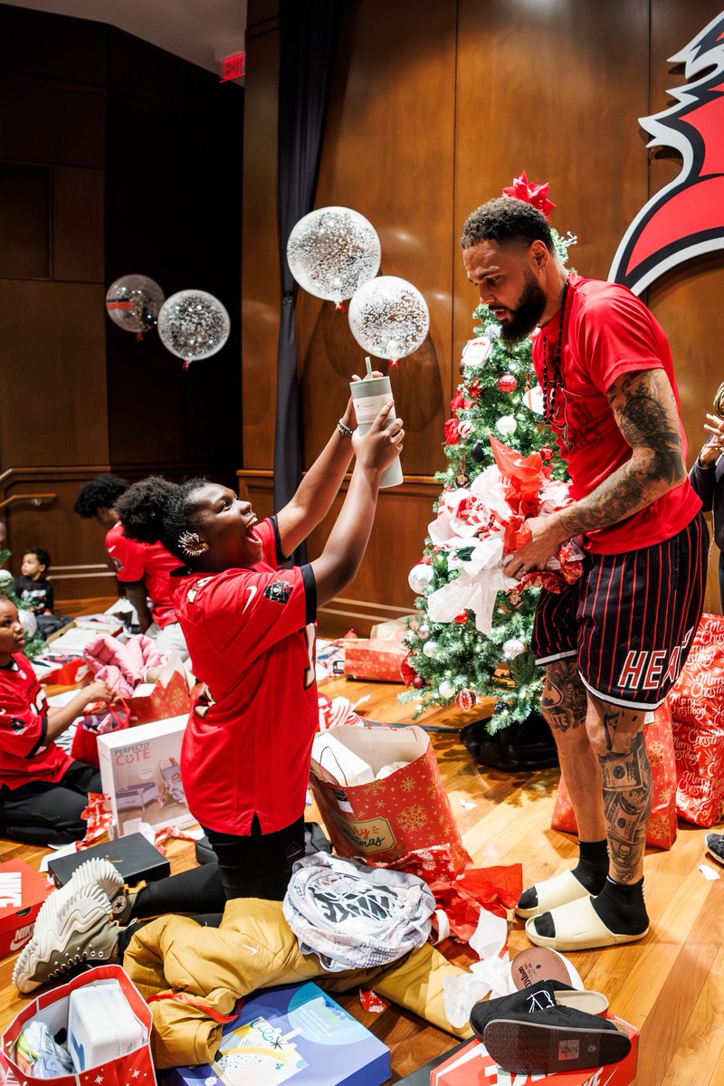 Mike Evans Voted a FedEx Air &amp; Ground Player of the Week, <a href="/NFLPA/">NFLPA</a> Community MVP for Week 15

Evans ranks third all-time with 7 career games of 150+ receiving yards and 2+ receiving TDs, trailing only HOF Jerry Rice (17) and Tyreek Hill (8).

Full Release: bccn.rs/3ZXTAH0