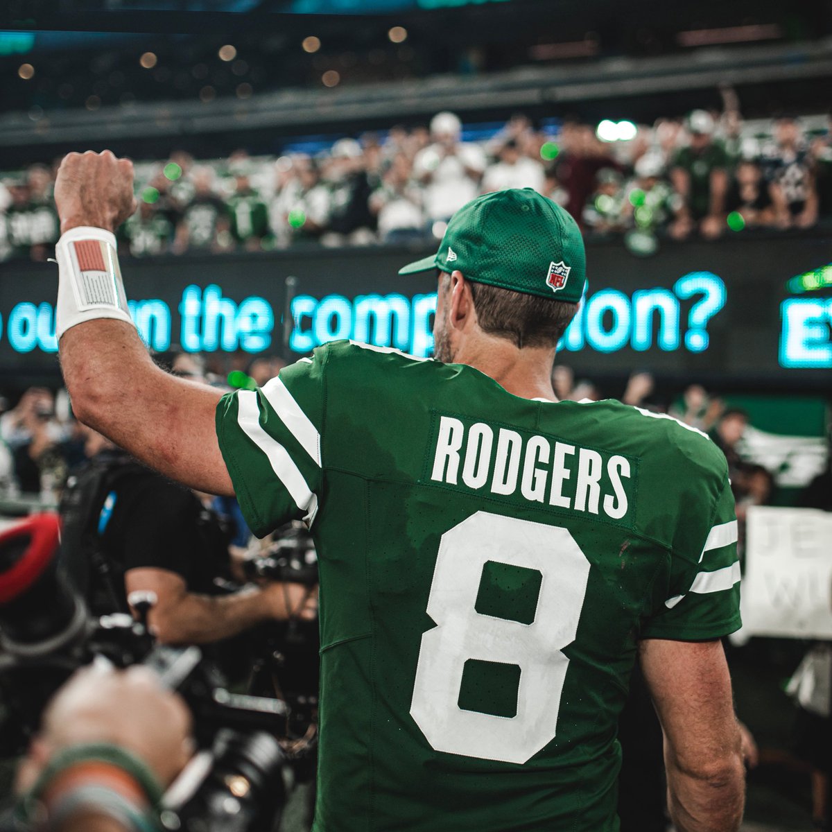 If you want <a href="/AaronRodgers12/">Aaron Rodgers</a> back #Jets fans, let him know 🗣