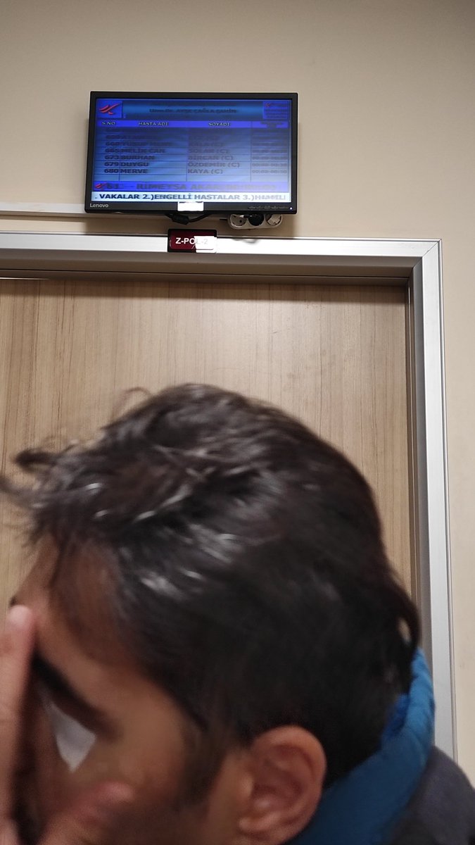 beyuem's tweet photo. Öncelikli hasta ibaresinde Engelliler kategorisi var ama doktor bey bizi sıranız daha gelmedi ve öncelik uygulaması kalktı diyip dışarı çıkarttı.Sıra numaramz 706 sırası gelen hasta sırası 685 ama içeriye çağrılan hasta 712 bizde hala sıramzı bekliyoruz.Saat 00.15 @sagliklicozum https://t.co/TZhXuSF0fK