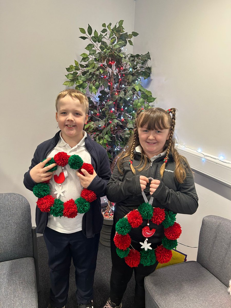 🎄Two of our Crafters have been working hard with Mrs T to create their own Christmas wreath! #committed 🎄