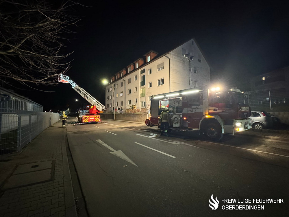 Mit dem Alarmstichwort „Küchenbrand“ wurden die Abteilungen Oberderdingen und Großvillars sowie die Drehleiter der Abteilung Flehingen am Mittwochabend um 19.23 Uhr von der integrierten Leitstelle Karlsruhe in die Flehinger Straße alarmiert.
Mehr: ogy.de/4kaf