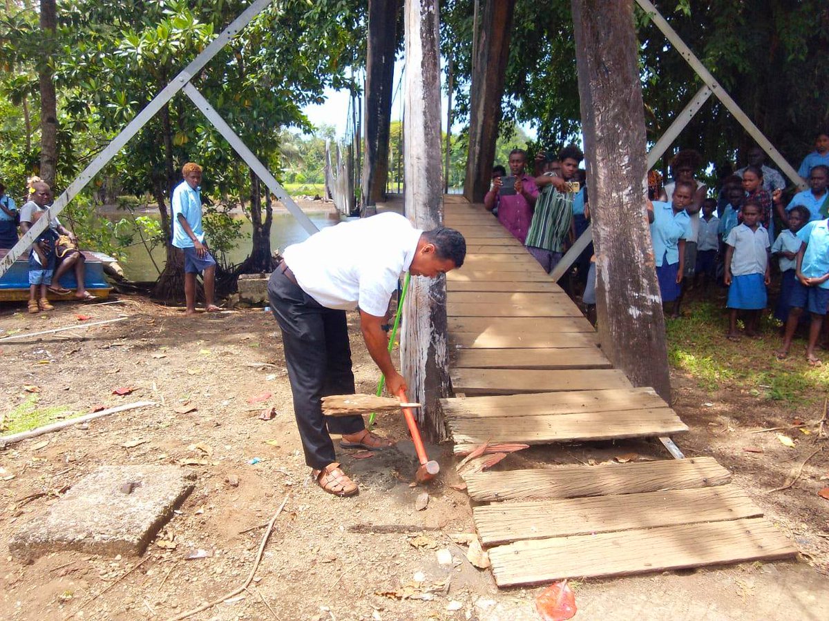 The iconic Kukudu suspension bridge in 🇸🇧, a vital link for over 50 years, has been decommissioned and relocated inland to escape rising sea levels 🌊, marking a poignant yet necessary step in preserving history amid climate change challenge
Read more: pasifika.news/2024/12/the-ra…