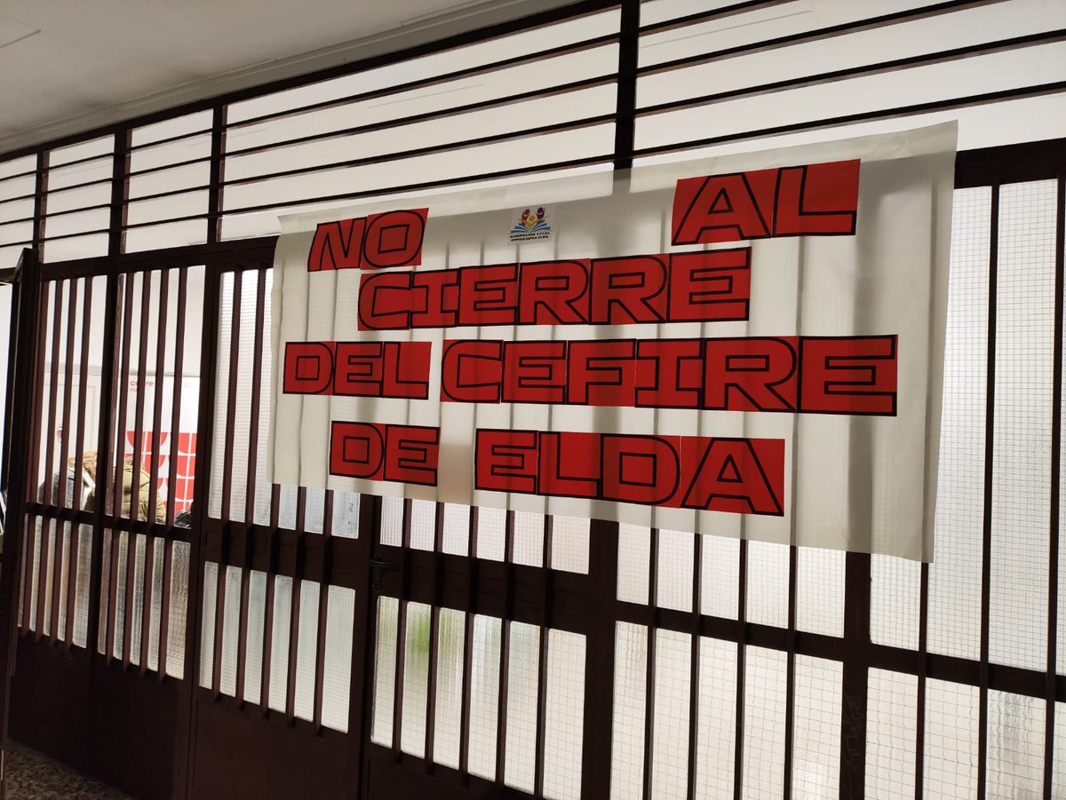 STEPV_Iv's tweet photo. Concentració contra el tancament del CEFIRE d'Elda.
#EscolaPublica
#Retallades
@IntersindicalV
@GVAeducacio
@jarovirajover https://t.co/AD41pqF1bG