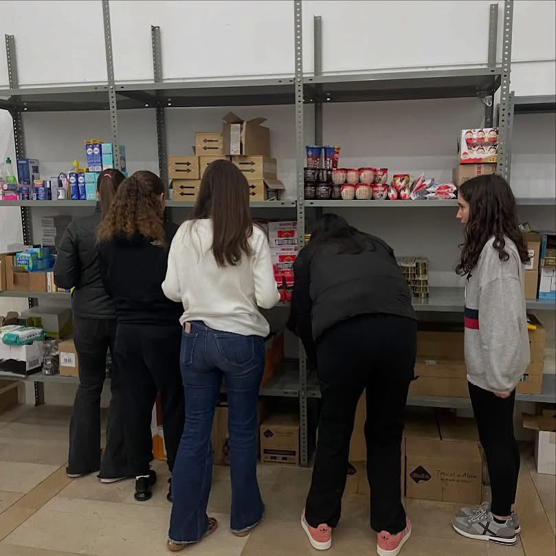 L’alumnat de 3r. d'ESO de l'Institut Sales i Ferré #Ulldecona participa en un programa de servei comunitari i ajuda a organitzar el Banc d’Aliments. L"experiència és molt enriquidora per als joves i els permet apendre la importància d la solidaritat i valor del treball en equip.